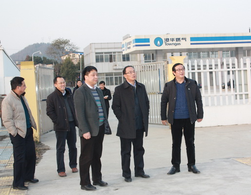 市城鄉(xiāng)建委黨委書記、主任鄭家齊一行至安慶港華調(diào)研我市燃?xì)夤ぷ?>                            <div   id="prlxztjb9dzr"   class="con">
                                <span id="prlxztjb9dzr"    class="title">市城鄉(xiāng)建委黨委書記、主任鄭家齊一行至安慶港華調(diào)研我市燃?xì)夤ぷ?/span>
                                <p class="des">&nbsp;

	12月12日下午，市城鄉(xiāng)建委黨委書記、主任鄭家齊，副主任張北安率委相關(guān)部門來到安慶市煤氣公司和安慶港華燃?xì)夤菊{(diào)研。安慶市煤氣公司經(jīng)理、安慶港華董事長(zhǎng)潘炳應(yīng)，安慶港華總經(jīng)理王政文陪同調(diào)研，公司全體班子成員參加調(diào)研會(huì)。 &nbsp;&nbsp;&nbsp;&nbsp;&nbsp;&nbsp;&nbsp;


	鄭家齊主任一行先后來到我市天然氣月山門站、北部新城高中壓站及L...</p>
                            </div>
                            <div   id="prlxztjb9dzr"   class="time">
                                <span id="prlxztjb9dzr"    class="day">15</span>
                                <span id="prlxztjb9dzr"    class="year-month">2014-12</span>
                            </div>
                        </a>
                    </li>
                                        <li>
                        <a href="show.php?Id=292" target="_blank">
                            <img src=