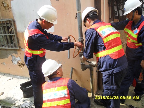 安慶港華開展燃?xì)鈽菞澒艿佬孤┭菥?>                            <div   id="prlxztjb9dzr"   class="con">
                                <span id="prlxztjb9dzr"    class="title">安慶港華開展燃?xì)鈽菞澒艿佬孤┭菥?/span>
                                <p class="des">
	4月28日，為提高公司員工及用氣居民安全意識(shí)，營造人人關(guān)注安全的良好安全氛圍，安慶港華積極開展燃?xì)鈽菞澒艿佬孤?yīng)急搶險(xiǎn)演練。 


	上午8時(shí)45分演練在長鑫花園小區(qū)正式開始，一輛汽車因駕駛不慎，撞擊了小區(qū)6號(hào)樓的戶外燃?xì)庖牍?，致使燃?xì)庑孤?，隨時(shí)會(huì)引起火災(zāi)或爆炸的發(fā)生。安慶港華應(yīng)急小組在接到“報(bào)警”后，14名工作人員快速趕赴現(xiàn)場進(jìn)行險(xiǎn)情處置。探測泄漏點(diǎn)天然氣濃度，關(guān)閉閥門，在險(xiǎn)情得到...</p>
                            </div>
                            <div   id="prlxztjb9dzr"   class="time">
                                <span id="prlxztjb9dzr"    class="day">04</span>
                                <span id="prlxztjb9dzr"    class="year-month">2015-05</span>
                            </div>
                        </a>
                    </li>
                                        <li>
                        <a href="show.php?Id=381" target="_blank">
                                                        <div   id="prlxztjb9dzr"   class="con">
                                <span id="prlxztjb9dzr"    class="title">安慶港華積極適應(yīng)新常態(tài) 有序推進(jìn)地下管網(wǎng)升級(jí)改造</span>
                                <p class="des">&nbsp;

	我市開展支持中小企業(yè)健康發(fā)展行動(dòng)以來，安慶港華主動(dòng)適應(yīng)新常態(tài)，充分結(jié)合公司實(shí)際和“安全安慶提升年”活動(dòng)，主動(dòng)加大城市燃?xì)夤芫W(wǎng)更新改造力度，先后投入800萬余元，全力推進(jìn)同安路、湖心北路、天柱山路、菱湖南路等路段及部分小區(qū)約10余公里地下燃?xì)夤艿赖母赂脑?，著力保障中小企業(yè)和居民安全平穩(wěn)用氣。


	在不斷加大人力物力投入，加快工期進(jìn)度的同時(shí)，安慶港華還三措并行，最大限度...</p>
                            </div>
                            <div   id="prlxztjb9dzr"   class="time">
                                <span id="prlxztjb9dzr"    class="day">04</span>
                                <span id="prlxztjb9dzr"    class="year-month">2015-05</span>
                            </div>
                        </a>
                    </li>
                                    </ul>
                <div   id="prlxztjb9dzr"   class="pagination">
                <a href=?pid=2&page=1 title=第1頁>1</a><a>...</a><a href=?pid=2&page=110 title=第110頁>110</a><a title=第111頁 class=