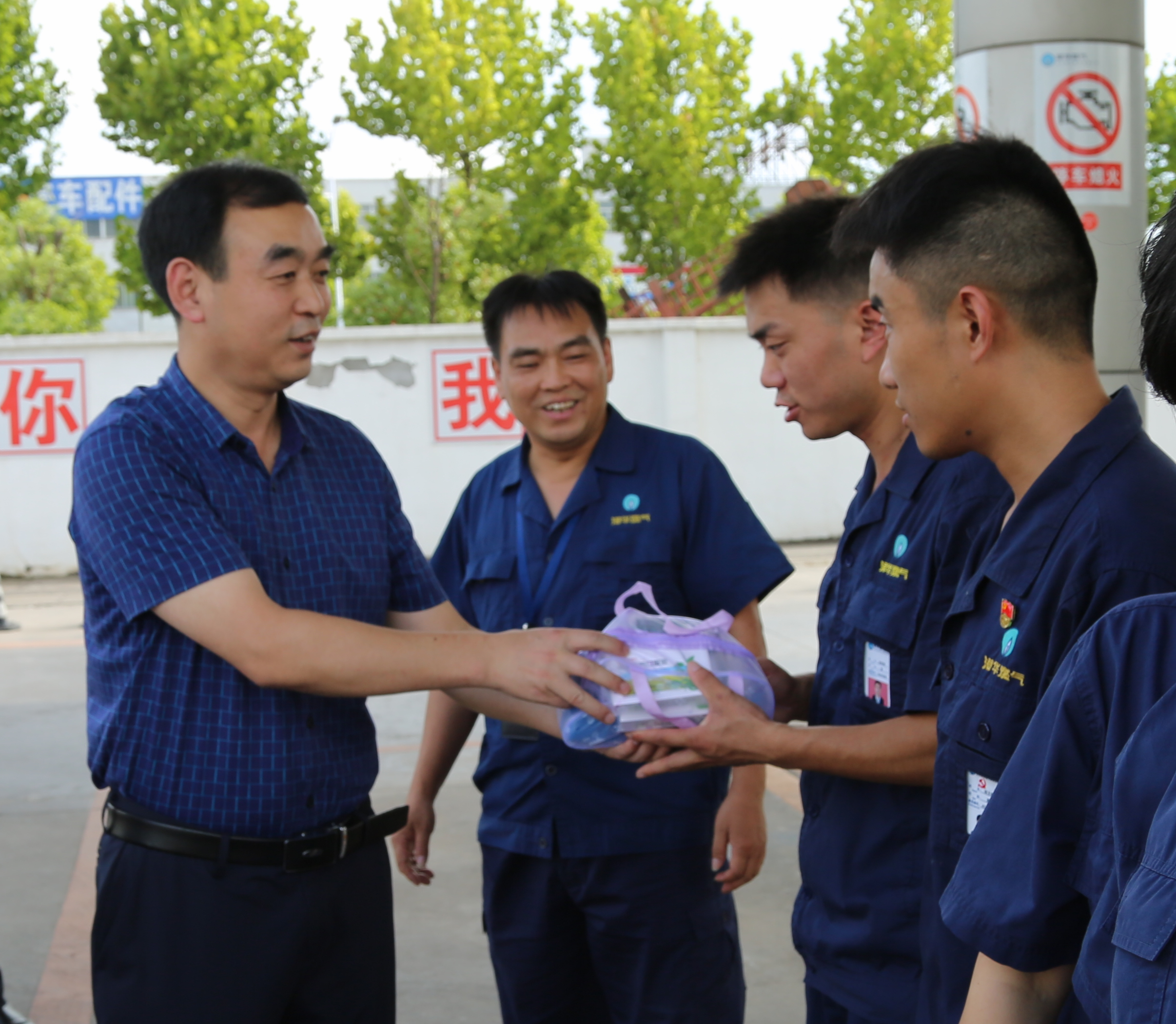 市城管局殷金紅副局長率隊(duì)慰問燃?xì)庖痪€員工